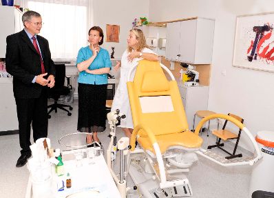 Bundesministerin f&uuml;r Frauenangelegenheiten und &Ouml;ffentlichen Dienst Gabriele Heinisch-Hosek (m.), Claudia Linemayr-Wagner (r.) und Bundesminister f&uuml;r Gesundheit Alois St&ouml;ger (l.) bei dem Pressegespr&auml;ch zum Thema Gyn&auml;kologie.