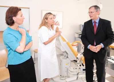 Bundesministerin f&uuml;r Frauenangelegenheiten und &Ouml;ffentlichen Dienst Gabriele Heinisch-Hosek (l.), Claudia Linemayr-Wagner (m.) und Bundesminister f&uuml;r Gesundheit Alois St&ouml;ger (r.) bei dem Pressegespr&auml;ch zum Thema Gyn&auml;kologie.