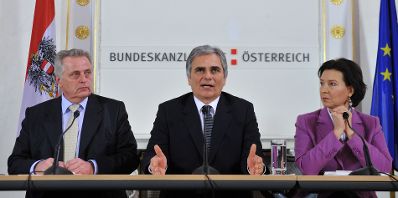 Freitag, den 4. Dezember 2009 pr&auml;sentierten Bundeskanzler Werner Faymann (M), Sozialminister Rudolf Hundstorfer (L) und Frauenministerin Gabriele Heinisch-Hosek (R) im Bundeskanzleramt in Wien im Rahmen einer Pressekonferenz ein &quot;Arbeitsmarkt- und Qualifizierungspaket 2010&quot;.