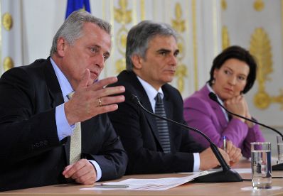 Freitag, den 4. Dezember 2009 pr&auml;sentierten Bundeskanzler Werner Faymann (M), Sozialminister Rudolf Hundstorfer (L) und Frauenministerin Gabriele Heinisch-Hosek (R) im Bundeskanzleramt in Wien im Rahmen einer Pressekonferenz ein &quot;Arbeitsmarkt- und Qualifizierungspaket 2010&quot;.
