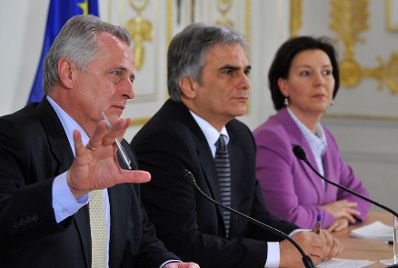 Freitag, den 4. Dezember 2009 pr&auml;sentierten Bundeskanzler Werner Faymann (M), Sozialminister Rudolf Hundstorfer (L) und Frauenministerin Gabriele Heinisch-Hosek (R) im Bundeskanzleramt in Wien im Rahmen einer Pressekonferenz ein &quot;Arbeitsmarkt- und Qualifizierungspaket 2010&quot;.