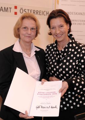Verleihung des K&auml;the-Leichter-Preises 2009 am 12. Oktober 2009 im Bundeskanzleramt. Im Bild Bundesministerin f&uuml;r Frauenangelegenheiten und &Ouml;ffentlichen Dienst Gabriele Heinisch-Hosek (R) mit Gudrun Biffl (Staatspreis).