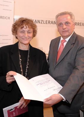 Verleihung des K&auml;the-Leichter-Preises 2009 am 12. Oktober 2009 im Bundeskanzleramt. Im Bild Birge Krondorfer und Sozialminister Rudolf Hundstorfer.