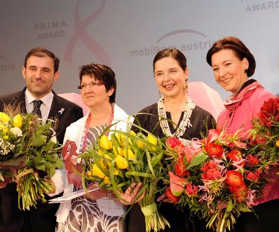 Am 10. Februar 2009 verlieh Frauenministerin Gabriele Heinisch-Hosek (r.) gemeinsam mit der italienischen Schauspielerin Isabella Rossellini (2.v.r.) den P.R.I.M.A. Award (pink ribbon initiative mobilkom austria) an die G&uuml;ssinger Krankenschwester Angela Szakasits (2.v.l.). Links im Bild Telekom Austria-Chef Boris Nemsic.
