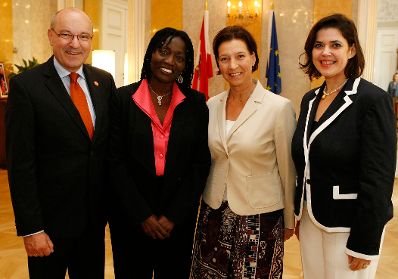 Am 19. Juli 2010 traf Frauenministerin Gabriele Heinisch-Hosek mit Auma Obama zum Thema &quot;HIV/AIDS und Frauen&quot; im Bundeskanzleramt zusammen. (v.l.n.r.) Anton Markmiller, Care Deutschland-Luxemburg, Auma Obama, Gabriele Heinisch-Hosek, Andrea Wagner-Hager, Care &Ouml;sterreich.