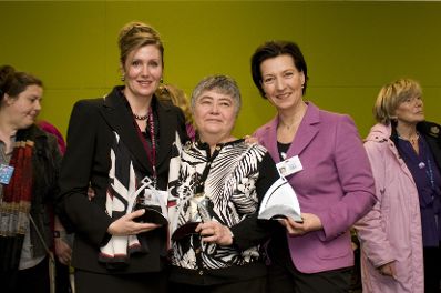 Das internationale Netzwerk "Global Network of Women&acute;s Shelters" zeichnete im Rahmen der Frauenstatuskommission in New York Politikerinnen und Politiker aus, die sich im Kampf gegen Gewalt an Frauen besonders engagieren. Frauenministerin Heinisch-Hosek hat f&uuml;r &Ouml;sterreich eine Anerkennung bekommen. Im Bild (v.L.n.R.) Kanadas Frauenministerin Helena Guergis, die Pr&auml;sidentin des Nationalen Fraueninstituts von Mexiko Mar&iacute;a del Roc&iacute;o Garc&iacute;a Gayt&aacute;n und &Ouml;sterreichs Frauenministerin Gabriele Heinisch-Hosek.