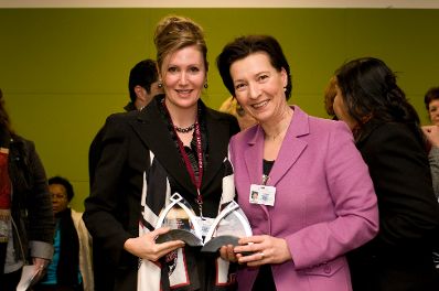 Das internationale Netzwerk "Global Network of Women&acute;s Shelters" zeichnete im Rahmen der Frauenstatuskommission in New York Politikerinnen und Politiker aus, die sich im Kampf gegen Gewalt an Frauen besonders engagieren. Frauenministerin Heinisch-Hosek hat f&uuml;r &Ouml;sterreich eine Anerkennung bekommen. Im Bild &Ouml;sterreichs Frauenministerin Gabriele Heinisch-Hosek (R) mit Kanadas Frauenministerin Helena Guergis (R).
