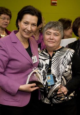 Das internationale Netzwerk "Global Network of Women&acute;s Shelters" zeichnete im Rahmen der Frauenstatuskommission in New York Politikerinnen und Politiker aus, die sich im Kampf gegen Gewalt an Frauen besonders engagieren. Frauenministerin Heinisch-Hosek hat f&uuml;r &Ouml;sterreich eine Anerkennung bekommen. Im Bild Frauenministerin Gabriele Heinisch-Hosek (L) mit der Pr&auml;sidentin des Nationalen Fraueninstituts von Mexiko Mar&iacute;a del Roc&iacute;o Garc&iacute;a Gayt&aacute;n (R).