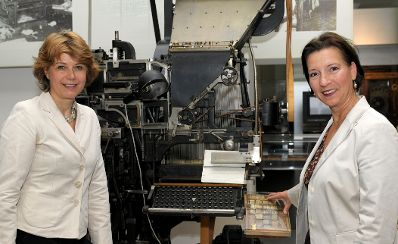 Am 26. August 2010 besuchte die Frauenministerin das Technische Museum Wien. Im Bild Bundesministerin Gabriele Heinisch-Hosek (R) mit der Museumsdirektorin Gabriele Zuna-Kratky (L).