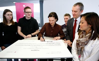 Am 21. J&auml;nner 2010 besuchte Bundesministerin f&uuml;r Frauenangelegenheiten und &Ouml;ffentlichen Dienst Gabriele Heinisch-Hosek das T-Mobile Center in Wien.