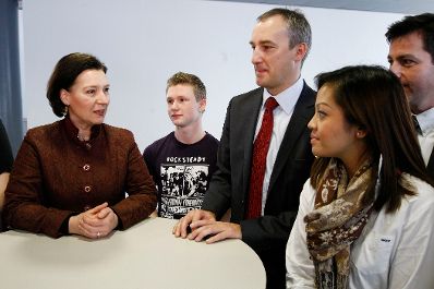 Am 21. J&auml;nner 2010 besuchte Bundesministerin f&uuml;r Frauenangelegenheiten und &Ouml;ffentlichen Dienst Gabriele Heinisch-Hosek das T-Mobile Center in Wien.