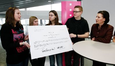 Am 21. J&auml;nner 2010 besuchte Bundesministerin f&uuml;r Frauenangelegenheiten und &Ouml;ffentlichen Dienst Gabriele Heinisch-Hosek das T-Mobile Center in Wien.