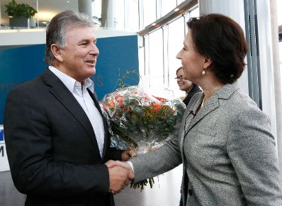 Frauenministerin Gabriele Heinisch-Hosek, Vorst&auml;nde, Betriebsr&auml;tInnen und MitarbeiterInnen der OMV.