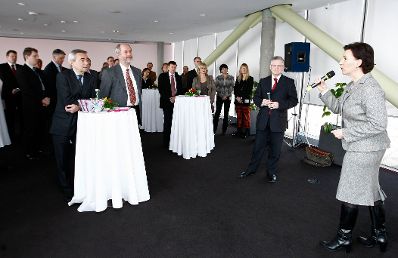 Frauenministerin Gabriele Heinisch-Hosek, Vorst&auml;nde, Betriebsr&auml;tInnen und MitarbeiterInnen der OMV.