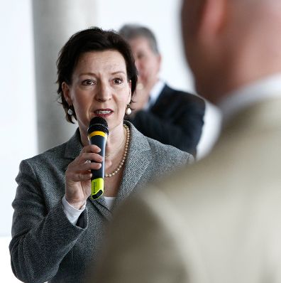 Frauenministerin Gabriele Heinisch-Hosek, Vorst&auml;nde, Betriebsr&auml;tInnen und MitarbeiterInnen der OMV.