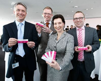 Frauenministerin Gabriele Heinisch-Hosek, Vorst&auml;nde, Betriebsr&auml;tInnen und MitarbeiterInnen der OMV.
