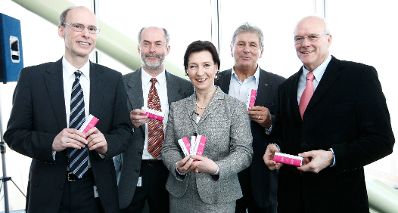 Frauenministerin Gabriele Heinisch-Hosek, Vorst&auml;nde, Betriebsr&auml;tInnen und MitarbeiterInnen der OMV.