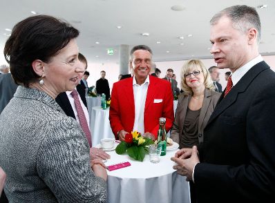Frauenministerin Gabriele Heinisch-Hosek, Vorst&auml;nde, Betriebsr&auml;tInnen und MitarbeiterInnen der OMV.