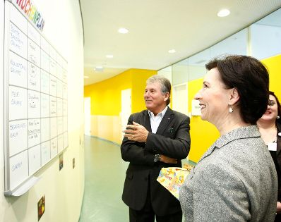 Frauenministerin Gabriele Heinisch-Hosek, Vorst&auml;nde, Betriebsr&auml;tInnen und MitarbeiterInnen der OMV.