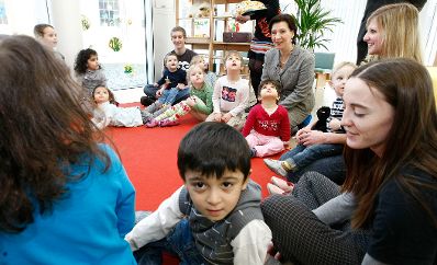 Frauenministerin Gabriele Heinisch-Hosek und Kinder des Betriebskindergartens der OMV.