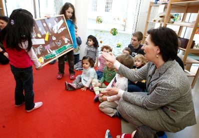 Frauenministerin Gabriele Heinisch-Hosek und Kinder des Betriebskindergartens der OMV.