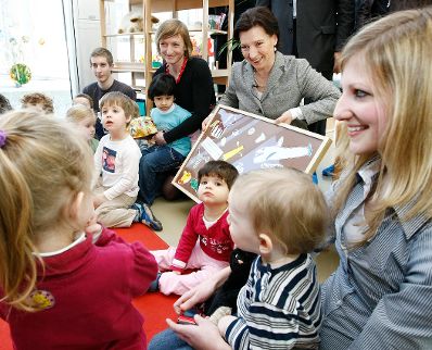 Frauenministerin Gabriele Heinisch-Hosek und Kinder des Betriebskindergartens der OMV.