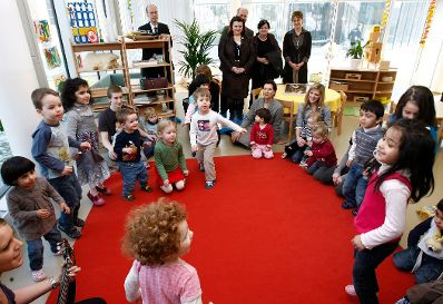 Frauenministerin Gabriele Heinisch-Hosek und Kinder des Betriebskindergartens der OMV.