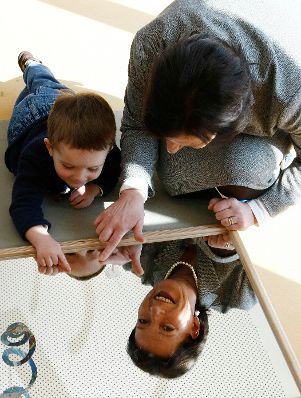 Frauenministerin Gabriele Heinisch-Hosek und Kinder des Betriebskindergartens der OMV.