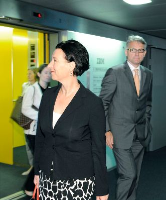 Am 7. Juni 2010 besuchte Frauenministerin Gabriele Heinisch-Hosek den IBM-Betrieb &Ouml;sterreich in Wien. Im Bild die Bundesministerin mit Generaldirektor Leo Steiner beim Rundgang durch den Betrieb.
