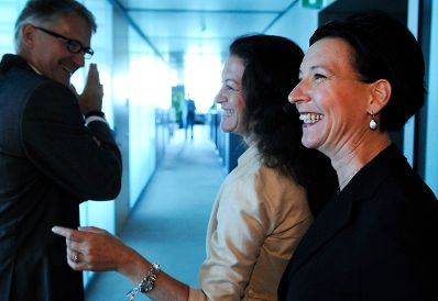 Am 7. Juni 2010 besuchte Frauenministerin Gabriele Heinisch-Hosek den IBM-Betrieb &Ouml;sterreich in Wien. Im Bild die Bundesministerin (R) mit Generaldirektor Leo Steiner und Marketingleiterin Susanna Frech beim Rundgang durch den Betrieb.