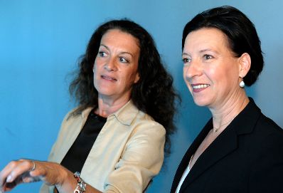 Am 7. Juni 2010 besuchte Frauenministerin Gabriele Heinisch-Hosek den IBM-Betrieb &Ouml;sterreich in Wien. Im Bild die Bundesministerin (R) mit Marketingleiterin Susanna Frech beim Rundgang durch den Betrieb.
