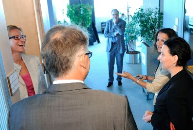 Am 7. Juni 2010 besuchte Frauenministerin Gabriele Heinisch-Hosek den IBM-Betrieb &Ouml;sterreich in Wien. Im Bild die Bundesministerin (RV) mit Generaldirektor Leo Steiner und Marketingleiterin Susanna Frech (RH) beim Rundgang durch den Betrieb.