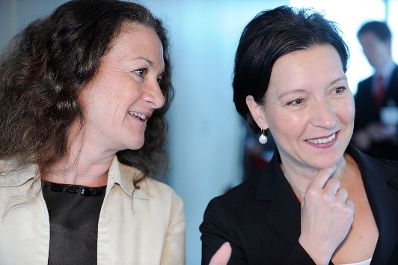 Am 7. Juni 2010 besuchte Frauenministerin Gabriele Heinisch-Hosek den IBM-Betrieb &Ouml;sterreich in Wien. Im Bild die Bundesministerin (R) mit Marketingleiterin Susanna Frech beim Rundgang durch den Betrieb.