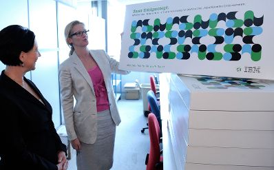 Am 7. Juni 2010 besuchte Frauenministerin Gabriele Heinisch-Hosek (L) den IBM-Betrieb &Ouml;sterreich in Wien.