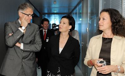 Am 7. Juni 2010 besuchte Frauenministerin Gabriele Heinisch-Hosek den IBM-Betrieb &Ouml;sterreich in Wien. Im Bild die Bundesministerin (M) mit Generaldirektor Leo Steiner und Marketingleiterin Susanna Frech beim Rundgang durch den Betrieb.