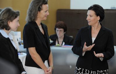 Am 7. Juni 2010 besuchte Frauenministerin Gabriele Heinisch-Hosek den IBM-Betrieb &Ouml;sterreich in Wien. Im Bild die Bundesministerin (R) im Gespr&auml;ch mit IBM Mitarbeiterinnen.
