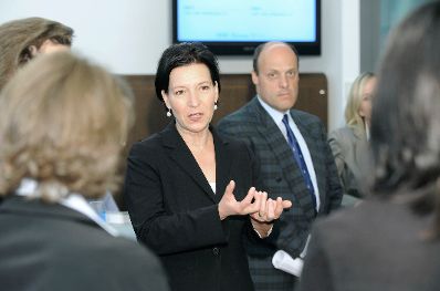 Am 7. Juni 2010 besuchte Frauenministerin Gabriele Heinisch-Hosek den IBM-Betrieb &Ouml;sterreich in Wien. Im Bild die Bundesministerin im Gespr&auml;ch mit IBM Mitarbeiterinnen und Mitarbeitern.