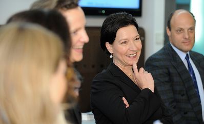 Am 7. Juni 2010 besuchte Frauenministerin Gabriele Heinisch-Hosek den IBM-Betrieb &Ouml;sterreich in Wien. Im Bild die Bundesministerin im Gespr&auml;ch mit IBM Mitarbeiterinnen und Mitarbeitern.