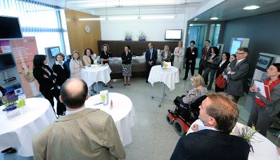 Am 7. Juni 2010 besuchte Frauenministerin Gabriele Heinisch-Hosek den IBM-Betrieb &Ouml;sterreich in Wien. Im Bild die Bundesministerin im Gespr&auml;ch mit IBM Mitarbeiterinnen und Mitarbeitern.