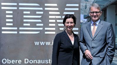 Am 7. Juni 2010 besuchte Frauenministerin Gabriele Heinisch-Hosek den IBM-Betrieb &Ouml;sterreich in Wien. Im Bild die Bundesministerin mit Generaldirektor Leo Steiner.