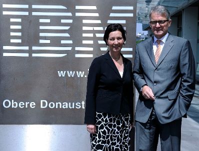 Am 7. Juni 2010 besuchte Frauenministerin Gabriele Heinisch-Hosek den IBM-Betrieb &Ouml;sterreich in Wien. Im Bild die Bundesministerin mit Generaldirektor Leo Steiner.