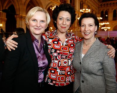 Frauenministerin Gabriele Heinisch-Hosek, Frauenstadtr&auml;tin Sandra Frauenberger und BesucherInnen der Veranstaltung.