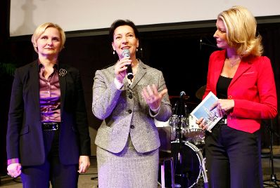 Frauenministerin Gabriele Heinisch-Hosek, Frauenstadtr&auml;tin Sandra Frauenberger und BesucherInnen der Veranstaltung.