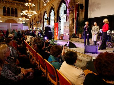 Frauenministerin Gabriele Heinisch-Hosek, Frauenstadtr&auml;tin Sandra Frauenberger und BesucherInnen der Veranstaltung.