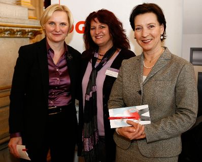 Frauenministerin Gabriele Heinisch-Hosek, Frauenstadtr&auml;tin Sandra Frauenberger und BesucherInnen der Veranstaltung.