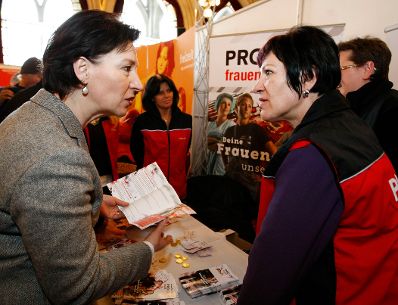 Frauenministerin Gabriele Heinisch-Hosek, Frauenstadtr&auml;tin Sandra Frauenberger und BesucherInnen der Veranstaltung.