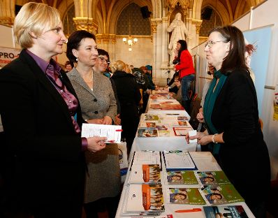 Frauenministerin Gabriele Heinisch-Hosek, Frauenstadtr&auml;tin Sandra Frauenberger und BesucherInnen der Veranstaltung.