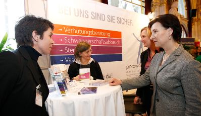 Frauenministerin Gabriele Heinisch-Hosek, Frauenstadtr&auml;tin Sandra Frauenberger und BesucherInnen der Veranstaltung.