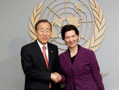 Am Rande der Tagung der Frauenstatuskommission der Vereinten Nationen in New York traf Frauenministerin Gabriele Heinisch-Hosek am 3. M&auml;rz 2010 mit UNO-Generalsekret&auml;r Ban Ki-moon zu einem bilateralen Gespr&auml;ch zusammen.
