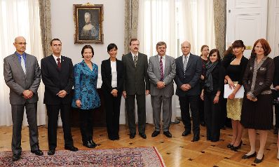 Am 20. September 2010 lud die Frauenministerin Regierungsvertreterinnen und -vertreter aller Nachbarstaaten &Ouml;sterreichs zu einem Roundtable-Gespr&auml;ch zum Thema &quot;Bek&auml;mpfung von Frauenhandel&quot; ins Bundeskanzleramt. Im Bild (u.a.) der slowakische Staatssekret&auml;r im Ministerium des Innern Maros Zilinka (2.v.R.) &Ouml;sterreichs Frauenministerin Gabriele Heinisch-Hosek (3.v.L.), Italiens Ministerin f&uuml;r Gleichstellungsfragen Mara Carfagna (4.v.L.), Ungarns Staatssekret&auml;r f&uuml;r EU und internationale Angelegenheiten im Innenministerium L&aacute;szl&oacute; Felkai (5.v.L.), die slowakische Staatssekret&auml;rin im Ministerium f&uuml;r Arbeit, Familie und Soziales Lucia Nicholsonova (2.v.R.).